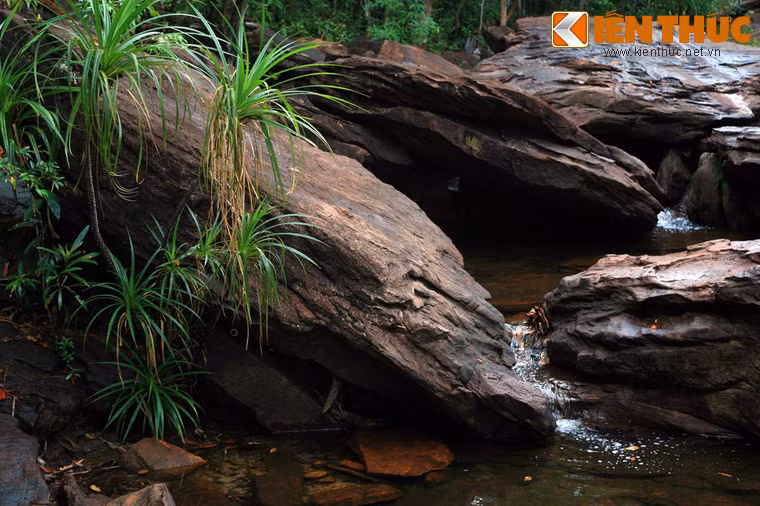 Dọc theo suối Đá Bàn là vô số tảng đá rất to nằm chồng chất lên nhau...