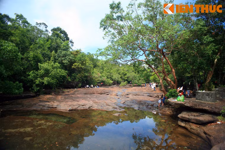 Nằm ở vùng rừng nguyên sinh thuộc xã Cửa Dương phía Đông Bắc đảo Phú Quốc, suối Đá Bàn là một thắng cảnh thiên nhiên độc đáo của hòn đảo lớn nhất Việt Nam này.