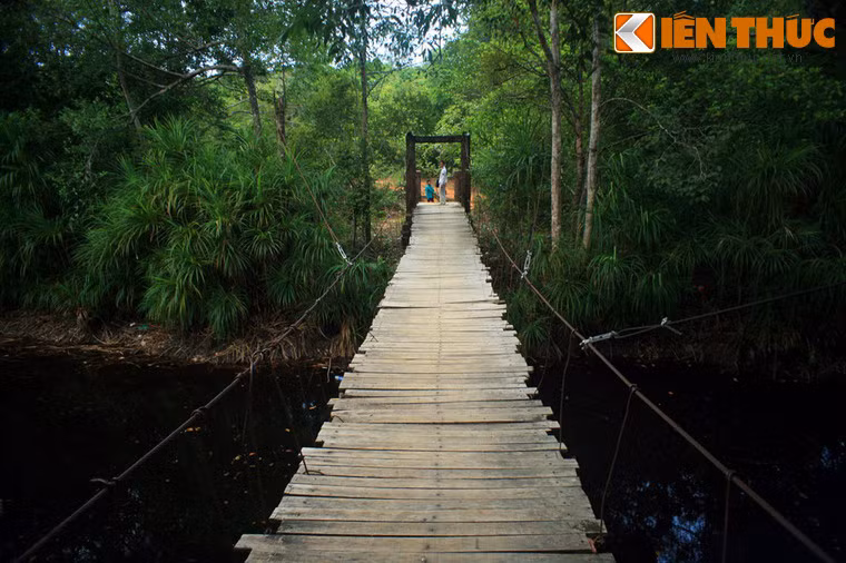 Để đi đến chỗ bãi đá chính của suối, du khách phải đi qua một cầu treo sau đó đi bộ khoảng 15 phút qua đường mòn xuyên rừng.