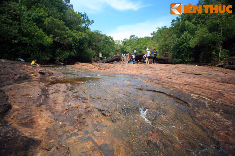 Càng lên cao, không gian suối Đá Bàn càng mở ra, đẹp một cách kì lạ.