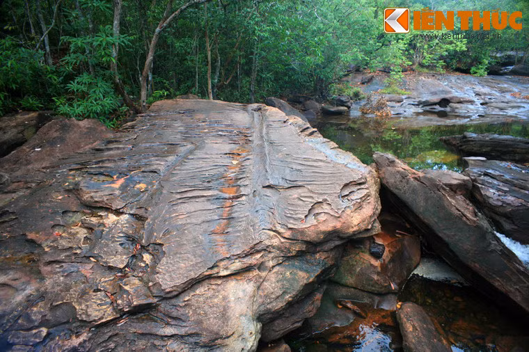 Tương truyền, ngày xưa các tiên nữ giáng trần đã biến những tảng đá to tròn của dòng suối thành những tảng đá bằng phẳng để ngồi tắm, ngắm cảnh và vui chơi.