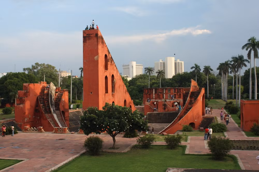 Tổ hợp các công trình này đã được vua Maharaja Jai Singh II cho xây từ năm 1727 - 1734 nhằm mục đích vẽ bản đồ và dự đoán quỹ đạo của những hành tinh và những ngôi sao trong hệ mặt trời.