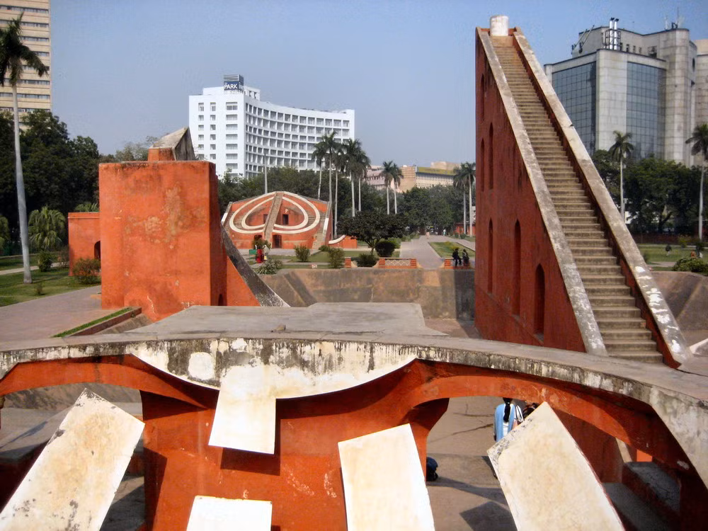 Ngày nay, việc đo lường của nhiều công trình tại đài thiên văn Jantar Mantar không còn thực hiện được vì những tòa nhà cao tầng mọc lên xung quanh che khuất tầm nhìn.