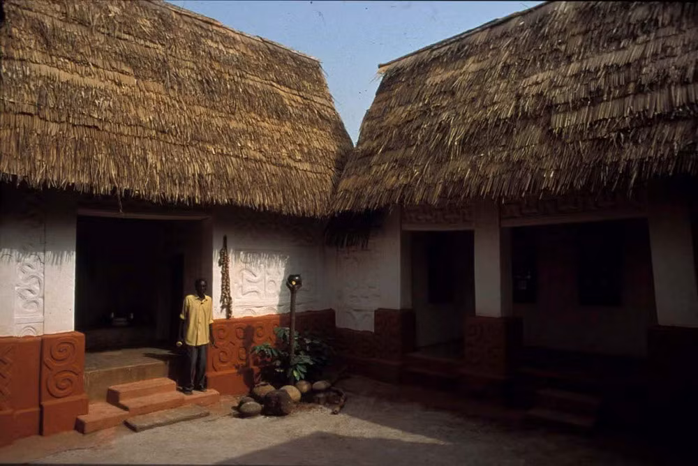 Những thiết kế này không chỉ có mục đích trang trí đơn thuần mà còn là những biểu tượng tâm linh được lưu truyền từ thế hệ này sang thế hệ khác.