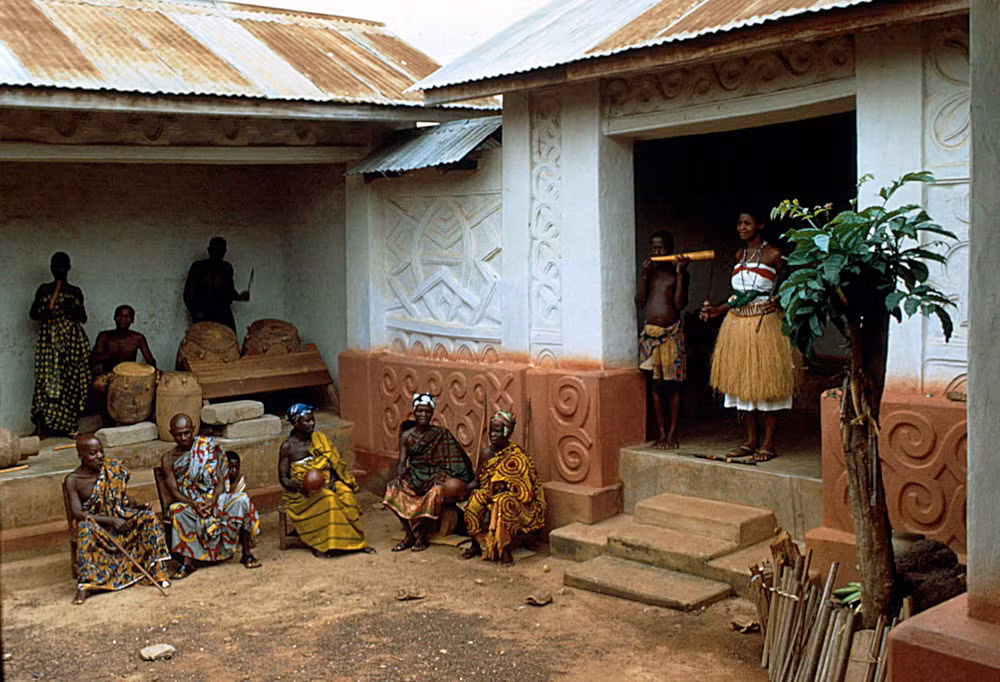 Nét đặc sắc của nhà truyền thống Asante là hệ thống trang trí phù điêu độc đáo tô điểm cho các bức tường.