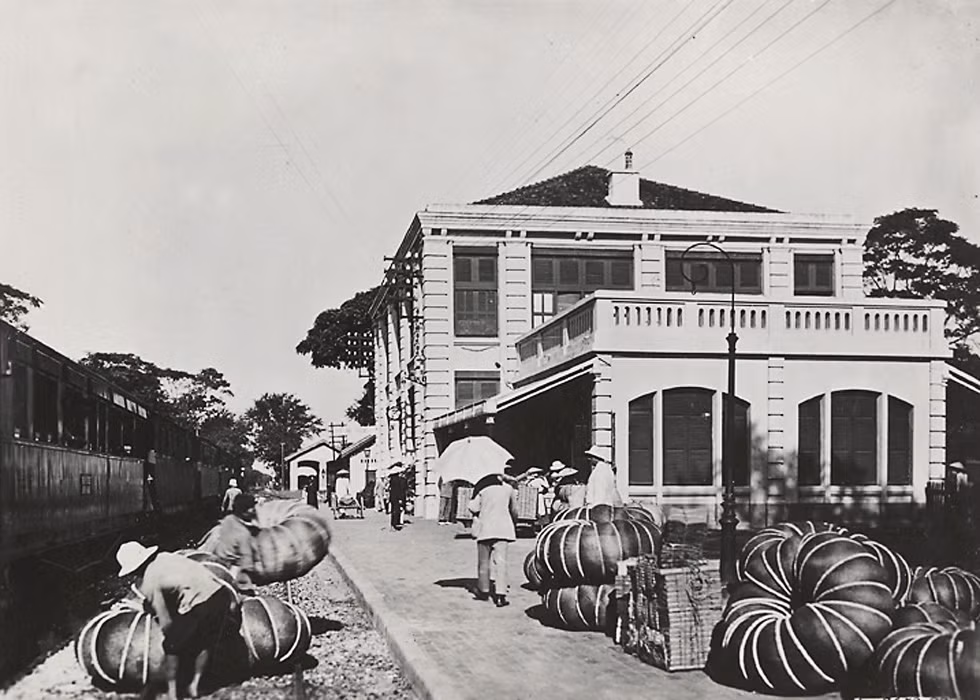 Cảnh buôn thúng bán mẹt trên sân ga.