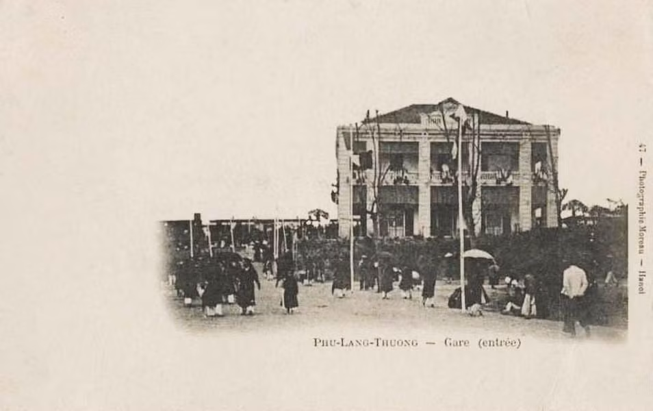 Lối vào ga Phủ Lạng Thương.