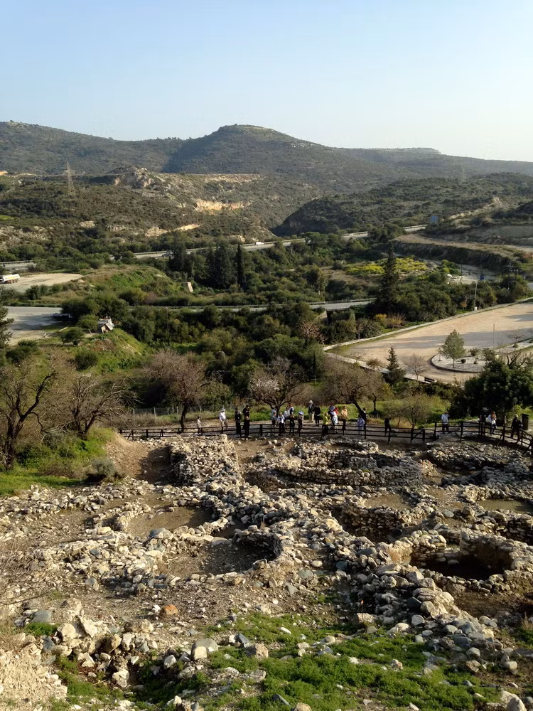 Làng Choirokoitia đột nhiên bị bỏ hoang vào khoảng năm 6.000 TCN vì một lý do không rõ. Sau đó 1.500 năm sau đó, người Sotira tới định cư trên nền móng của ngôi làng cũ.