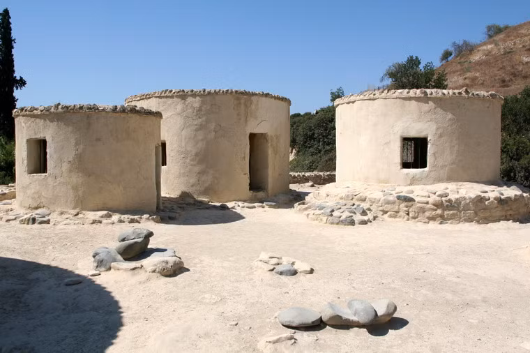 Các ngôi nhà được dựng bằng đá và thường được thường xuyên bồi đắp thêm cho dày hơn. Đường kính bên ngoài của nhà từ 2,3 m - 9,20 m, còn đường kính bên trong từ 1,4 m - 4,8 m, có mái bằng với một cửa chính và một số cửa sổ.