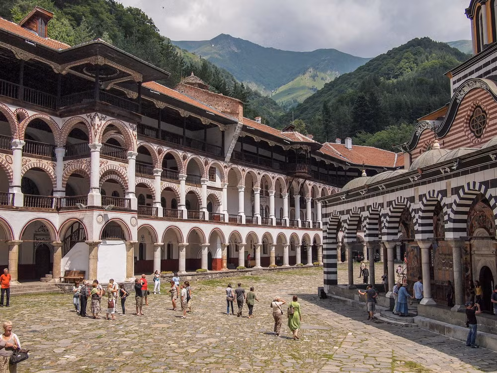 Vào đầu những năm 1800, khi đất nước Bulgaria bắt đầu bước vào cuộc chiến giành độc lập từ tay quân xâm lược Thổ, tu viện Rila trở thành trung tâm biểu trưng cho sự thức tỉnh mãnh liệt tinh thần dân tộc, văn hóa và chính trị của đất nước này.