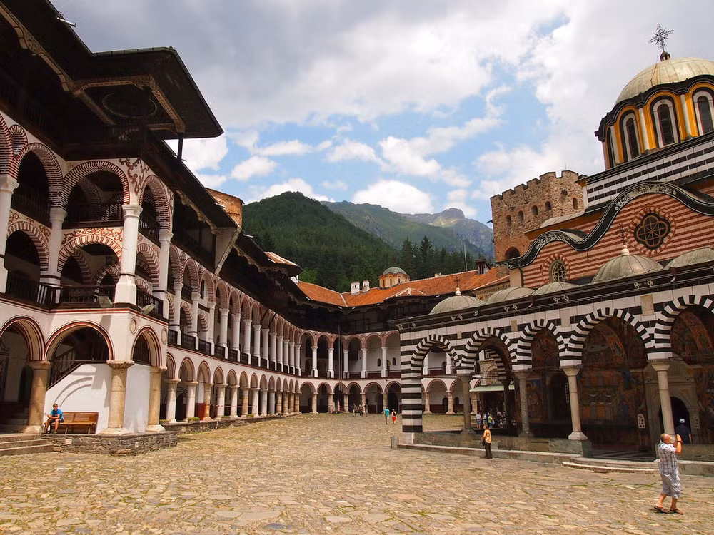 Họ làm việc hết sức hăng say và chỉ trong một năm sau, tu viện Rila mới hoàn thành.