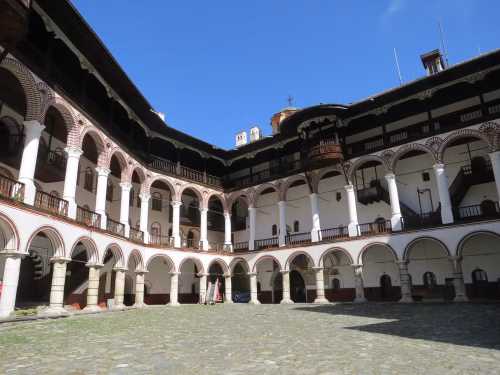 Đây là một tu viện Chính thống giảo được xây dựng vào thế kỷ thứ 10, do những con chiên theo dòng Thánh John Rila - những người chủ trương sống ẩn dật - sáng lập.