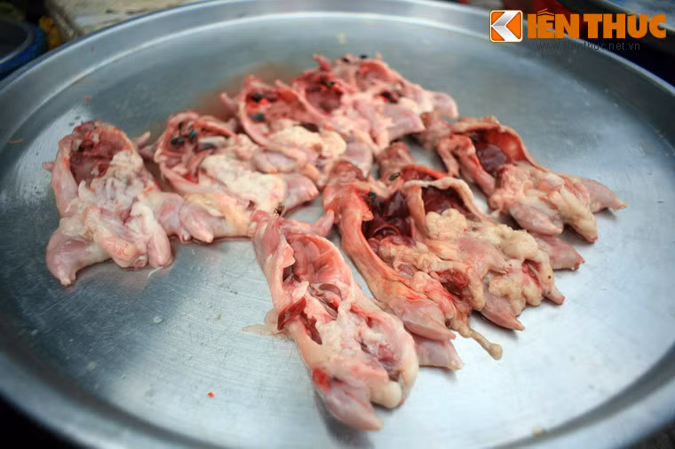 Thịt chuột nguyên con khiến nhiều du khách phương xa khiếp vía.