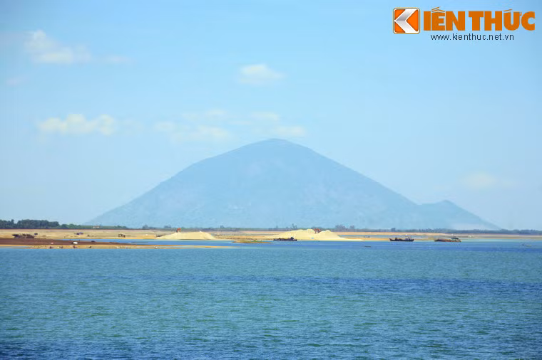 Từ một số khu vực của hồ Dầu Tiếng, có thể quan sát toàn cảnh núi Bà Đen, ngọn núi hùng vĩ nhất của miền Nam.