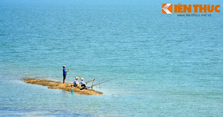 Bên cạnh nhiệm vụ cung cấp lượng nước tưới tiêu cho hàng nghìn ha đất canh tác, hồ Dầu Tiếng còn là điểm đến có cảnh quan du lịch hấp dẫn của khu vực Đông Nam Bộ.