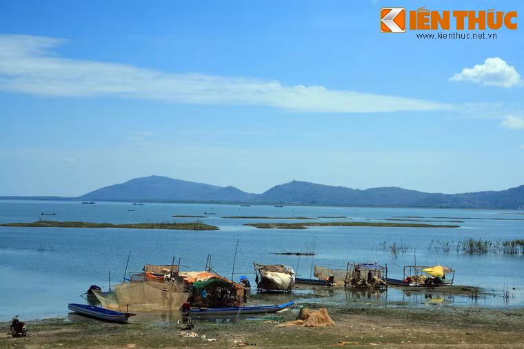 Cuộc sống của cư dân trong lòng hồ cũng ẩn chứa nhiều điều lý thú, mời gọi các du khách ưa khám phá.