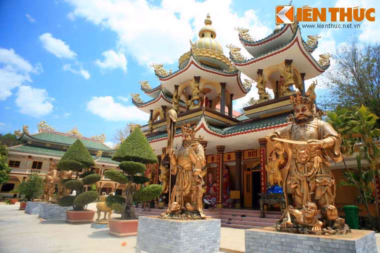 Ven bờ hồ còn có những địa danh thăm quan hấp dẫn như núi Cậu, chùa Thái Sơn, suối Trúc...