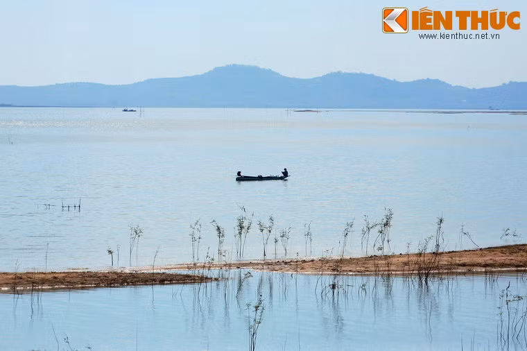 Hồ có không gian rộng lớn, quang cảnh thiên nhiên trải dọc theo hai bên hồ rất đẹp và thơ mộng.