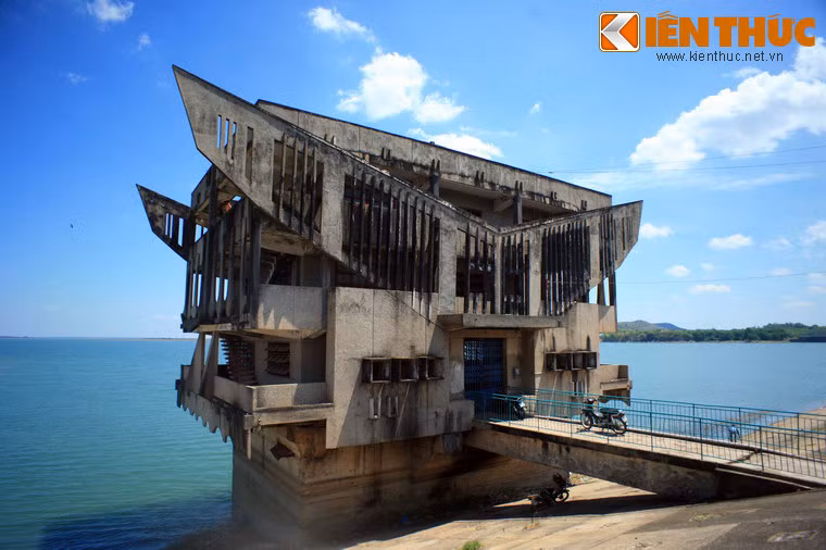 Sau khi hoàn thành, hồ Dầu Tiếng ghi nhiều kỷ lục như hồ chứa thủy nông nhân tạo lớn nhất Đông Nam Á, có diện tích tưới lớn nhất, có vai trò quan trọng nhất đối với khu vực Nam Bộ, được khảo sát, thiết kế với lực lượng tinh nhuệ nhất, nhanh nhất, khu đầu mối được thi công bằng lực lượng cơ giới hiện đại nhất…