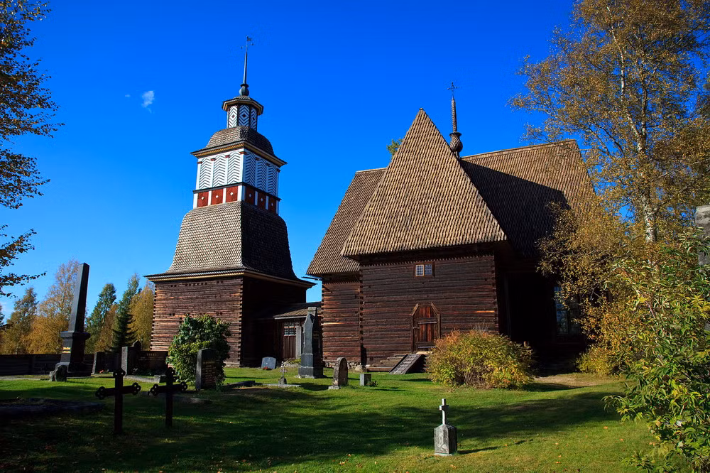 Toàn bộ nhà thờ được làm bằng gỗ thông tự nhiên, chỉ có chút ít màu son ở phía bên trong các vòm nóc, theo truyền thống thời trung cổ.