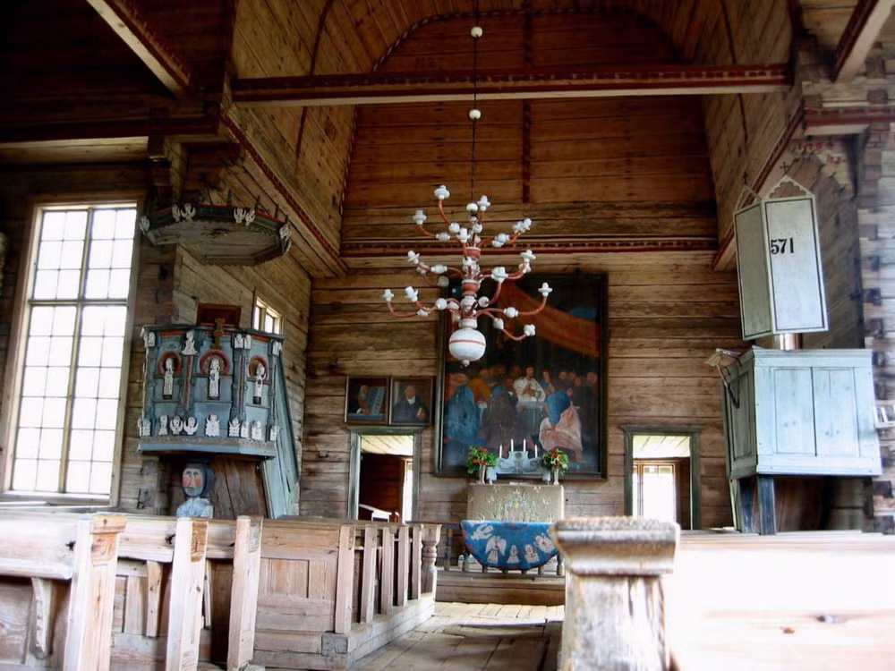 Bên trong nhà thờ có một giảng đài tựa trên một tượng thánh Christopher. Giảng đài này khắc hình bốn tông đồ và nhiều hình thiên thần. Phía bên kia của gian cung thánh có một bục dành cho ca đoàn.