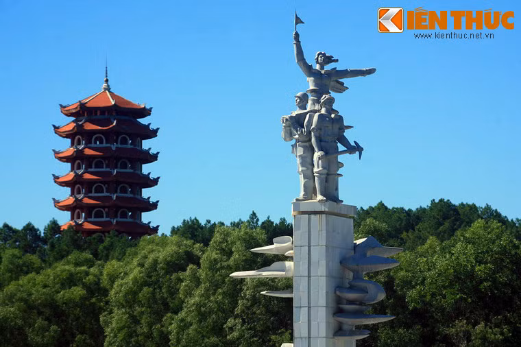 Tất cả mọi con đường từ Bắc vào Nam đều phải vượt qua Ngã ba Đồng Lộc. Vì vậy, ngã ba Đồng Lộc được coi như yết hầu, vượt qua được sẽ phân tán toả ra nhiều tuyến đường khác nhau đi vào Nam.