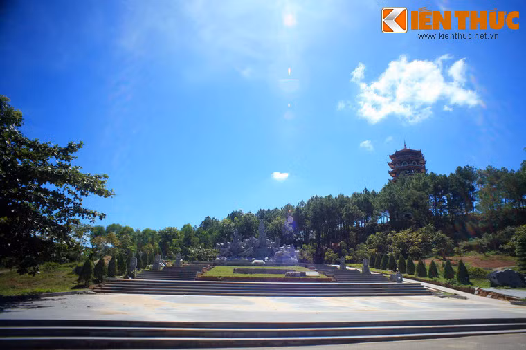 Khi đến nơi quả bom vừa nổ chỉ thấy một hố bom sâu hoắm, một vài chiếc xẻng, cuốc vǎng ra nhưng không còn thấy một ai, không nghe thấy một tiếng người.