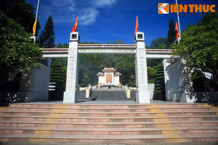 Căn hầm đã bị sụp đổ, khiến cả 10 cô gái hi sinh khi tuổi đời còn rất trẻ, phần lớn còn chưa lập gia đình... Ảnh: Khu mộ 10 cô gái Ngã ba Đồng Lộc.