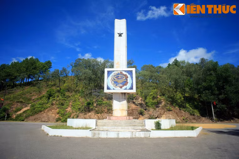 Khu vực ngã ba Đồng Lộc có hai bên là đồi núi trọc, giữa là con đường độc đạo, mặt đường giống như một lòng máng, bom địch thả xuống bên nào đất đá cũng lǎn xuống đường làm cản trở giao thông. Ảnh: Đài tưởng niệm ở điểm nút giao thông Ngã ba Đồng Lộc.