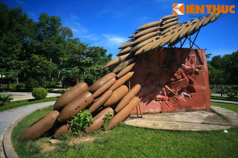 Bất ngờ tốp máy bay phản lực quay lại bay từ trong ra thả một loạt bom rơi đúng vào đội hình 10 cô gái. Ảnh: Mô hình máy bay Mỹ được ghép bằng những quả bom Mỹ còn sót lại ở Đồng Lộc.