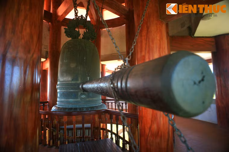 Vào mùa hè năm 1968, nơi đây có một tiểu đội thanh niên xung phong gồm 10 cô gái trẻ, tuổi từ 17 đến 24, có nhiệm vụ canh giữ giao điểm, phá bom và sửa đường thông xe khi bị bom phá. Ảnh: Trên đỉnh tháp chuông.