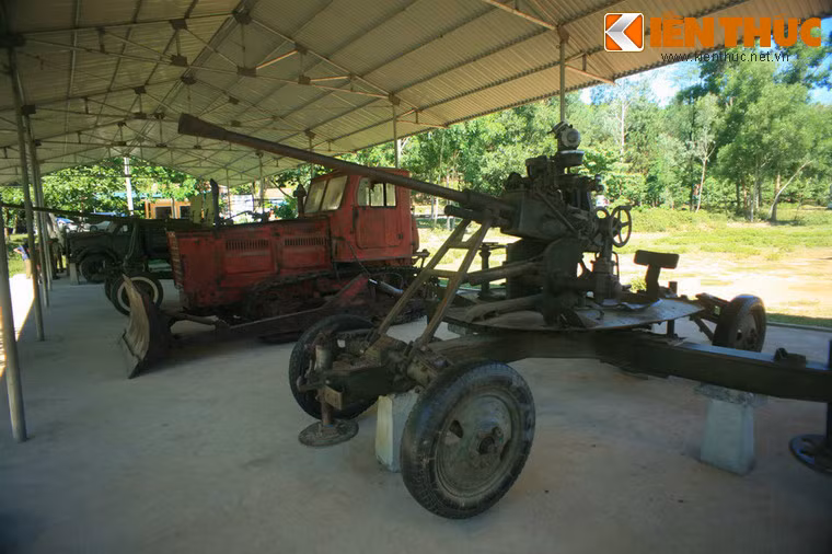 Chiều ngày 24/7/1968, các cô được lệnh trọng điểm ở khu vực địch vừa thả bom để san lập hố bom sửa chữa đường, kết hợp sửa chữa hầm trú ẩn khơi sâu rãnh thoát nước ở đoạn đường độc đạo để nhanh chóng thông đường cho xe qua. Ảnh: Phương tiện cơ giới và vũ khí từng được lực lượng Thanh niên Xung phong sử dụng tại Ngã ba Đồng Lộc.