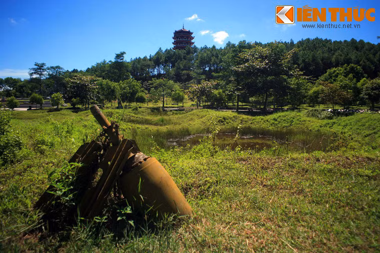 Các tiểu đội thanh niên xung phong đi sau lao đến gào thét, nhân dân xóm Bãi Dĩa quanh đấy cũng chạy ra gọi tên từng người. Ảnh: Hố bom ở Ngã ba Đồng Lộc.