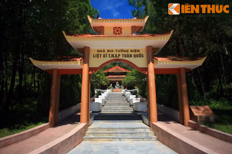 Tên tuổi của các cô sẽ đời đời được khắc ghi vào lịch sử của dân tộc. Ảnh: Nhà bia tưởng niệm Liệt sĩ Thanh niên Xung phong toàn quốc ở Ngã ba Đồng Lộc.