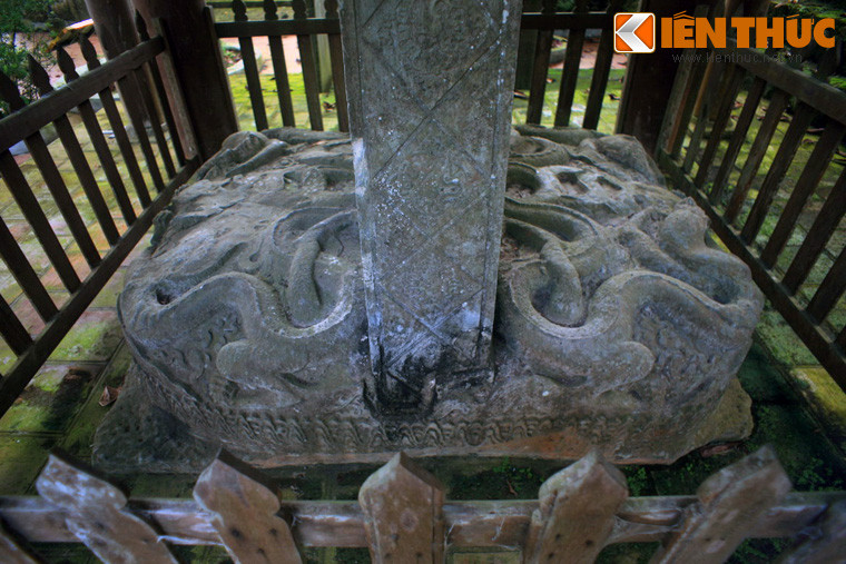 Một giá trị vượt trội của bia Sùng Thiện Diên Linh là các hình tượng mỹ thuật có thể chiêm ngưỡng từ bốn phía (các bia khác chỉ chiêm ngưỡng mặt trước, mặt sau). Có thể nói, toàn bộ tấm bia là một tác phẩm nghệ thuật điêu khắc hoàn hảo.