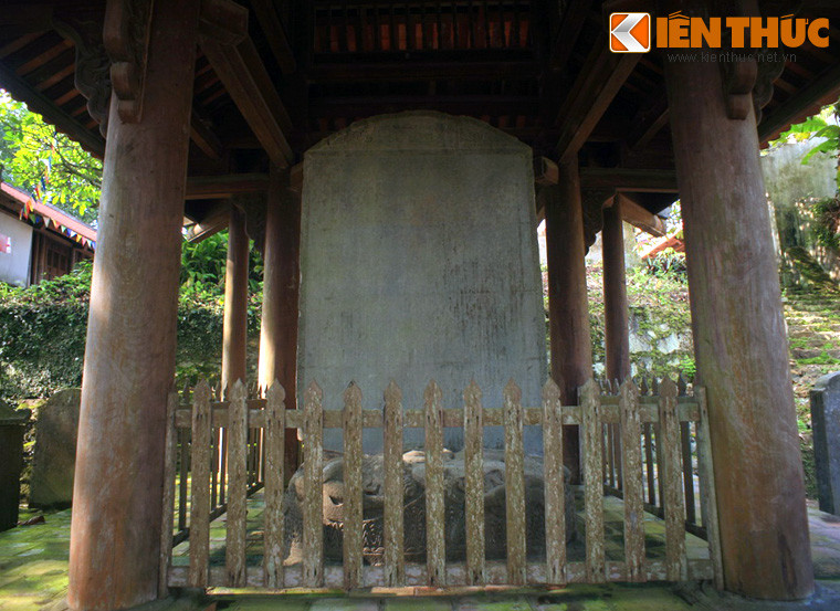 Bia được dựng vào năm 1121, là bia của triều đình do Vua Lý Nhân Tông chỉ đạo tạo tác, khác hẳn các bia thời Lý khác do quan lại, nhà sư hay dân địa phương chủ trì hưng công. Về tổng thể, bia cao 2,5 m, rộng 1,75 m, dày 30 cm, gồm 3 phần: bia, đài bia và đế bia đều được tạc bằng đá xanh.