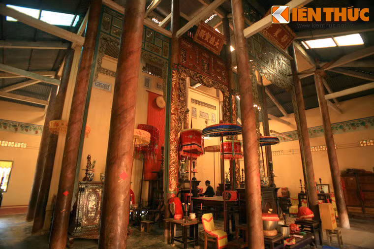 Có 40 người đang ẩn trốn dưới bàn thờ Phật, cũng bị ném lựu đạn làm chết 39 người, chỉ một phụ nữ còn sống sót nhờ nép trong góc và nhờ những xác người che chắn.