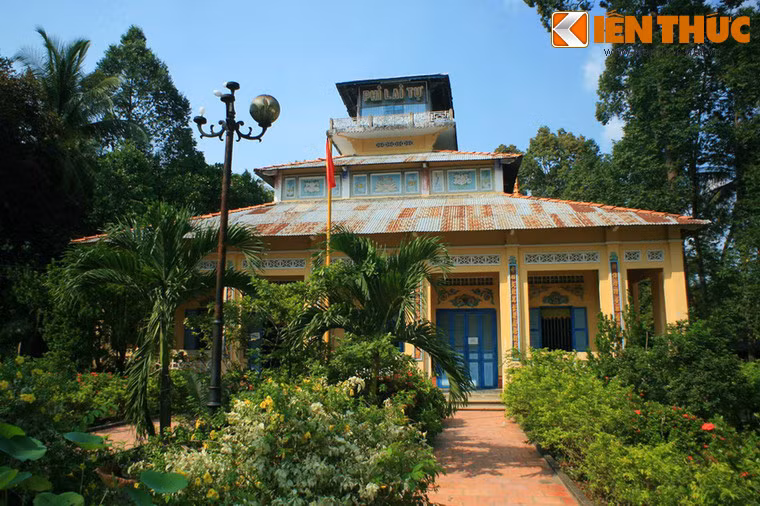 Chùa vốn là một tự viện danh tiếng của đạo Tứ Ân Hiếu Nghĩa, được xây dựng vào 1887. Trong kháng chiến chống Pháp, công trình đã nhiều lần bị thực dân Pháp đến đốt phá và phải qua nhiều lần trùng tu mới có diện mạo như hiện tại.