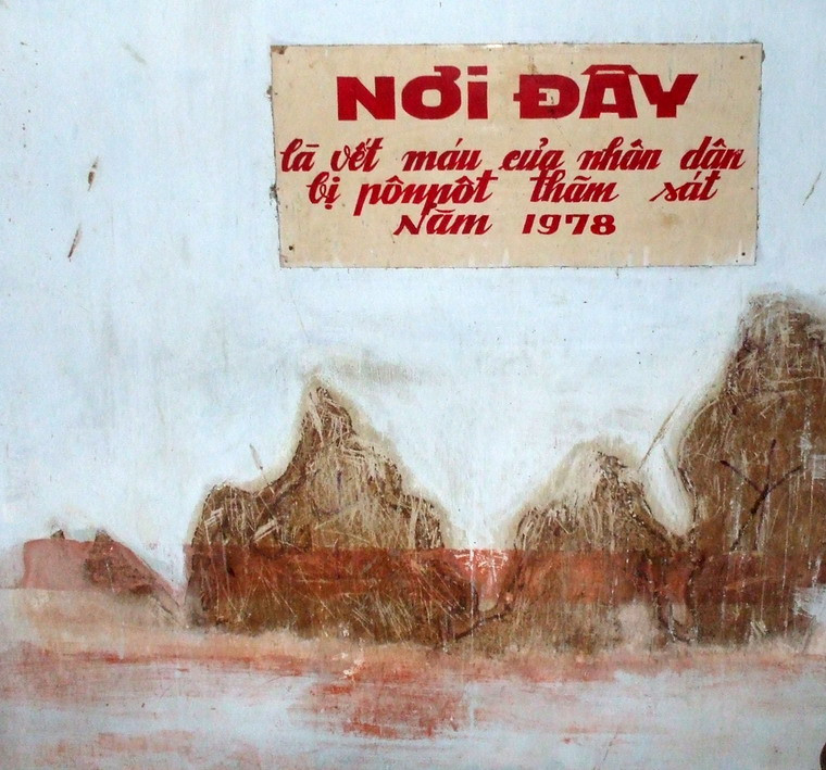 Sau khi chạy lánh nạn, ngày 30/4/1978, người dân Ba Chúc gồng gánh trở về. Vào chùa Phi Lai, họ thấy rất nhiều vết máu in trên tường vách.