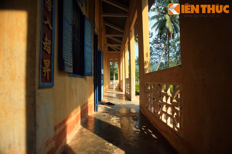 Phía trước chính điện, máu lẫn nước vàng tràn ngập. Khắp nơi mùi tử khí bốc lên nồng nặc, bởi rất nhiều xác chết nằm ngồi đủ kiểu, đang thối rữa...