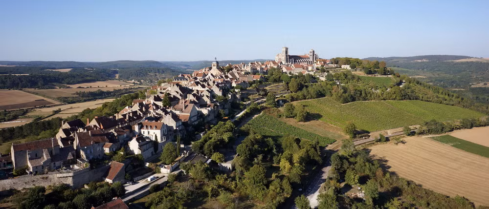 Năm 1979, tu viện Vezelay và khu đồi xung quanh đã được UNESCO công nhận là Di sản thế giới.