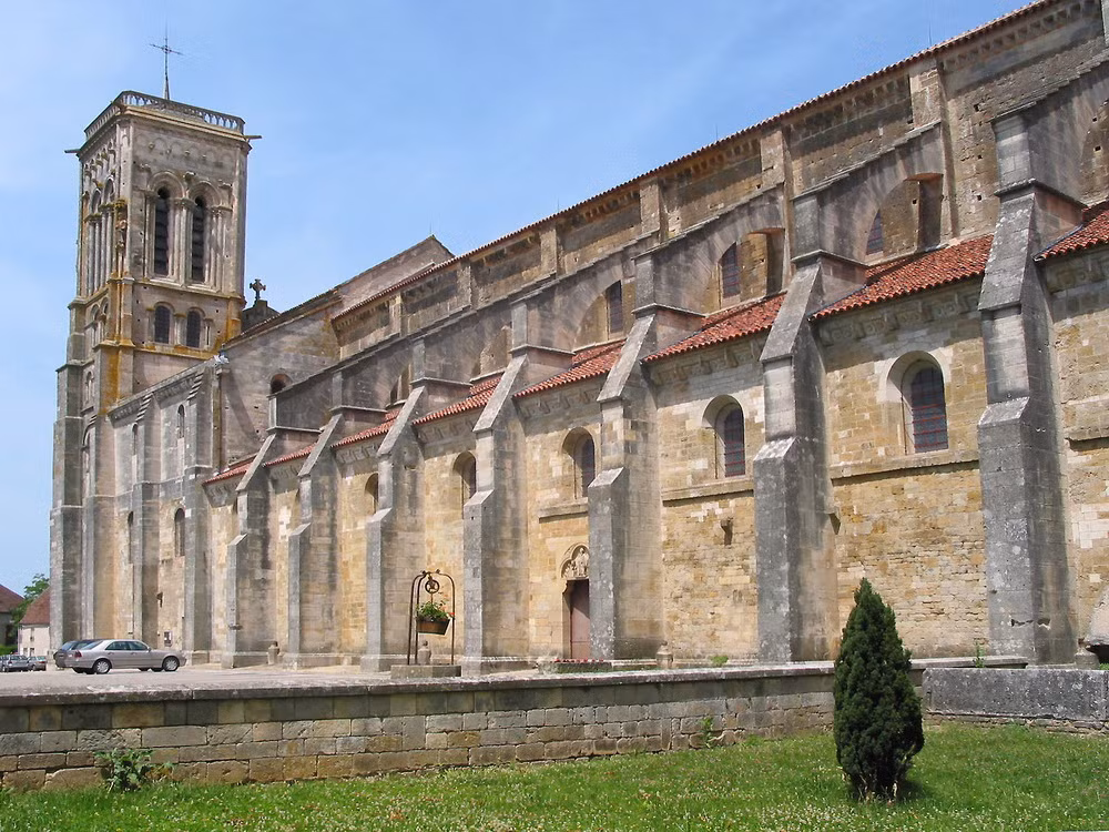 Năm 1096, một tu viện mới được xây dựng trên nền tu viện cũ. Công trình này được khánh thành năm 1104. Đến năm 1120, tu viện chịu một trận hỏa hoạn lớn làm 1127 người chết. Gian chính của tu viện được xây lại và hoàn thành năm 1138.