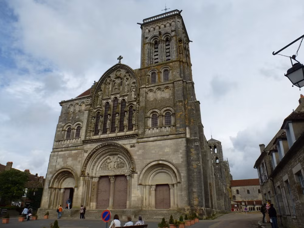 Trong lịch sử châu Âu thời Trung cổ, tu viện Vezelay là nơi xuất phát của nhiều đoàn quân tham gia các cuộc Thập tự chinh, trong đó phải kể tới năm 1190 khi các đạo quân Anh do Richard Sư tử tâm và quân Pháp do Philippe-Auguste lãnh đạo xuất phát từ đây để tham gia cuộc Thập tự chinh thứ 3.