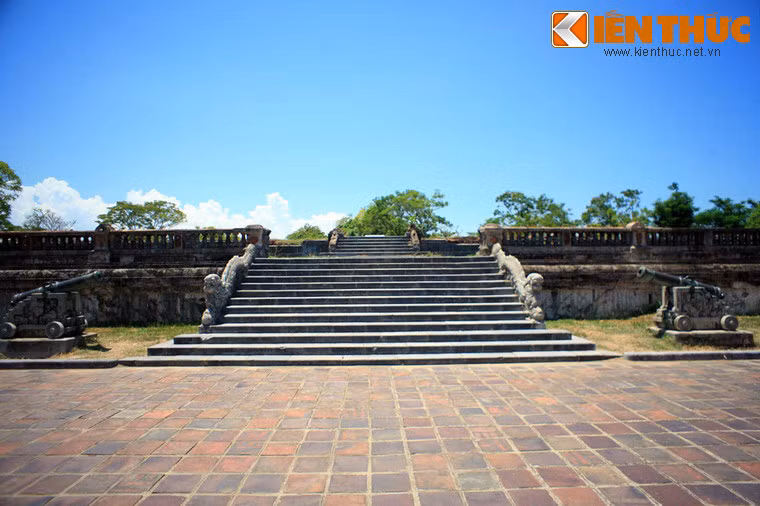 Trong các công trình kiến trúc đã bị hủy hoại ở Tử Cấm thành Huế, Điện Kiến Trung - cung điện tráng lệ của Bảo Đại là một công trình độc đáo và có lịch sử rất đặc biệt.