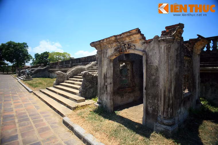 Là một cung điện nằm ở điểm cực Bắc của trục thần đạo xuyên qua trung tâm Tử Cấm Thành, điện Kiến Trung được vua Khải Định cho xây vào năm 1921-1923 cùng thời gian với việc xây lăng để làm nơi sinh hoạt của vua trong hoàng cung.