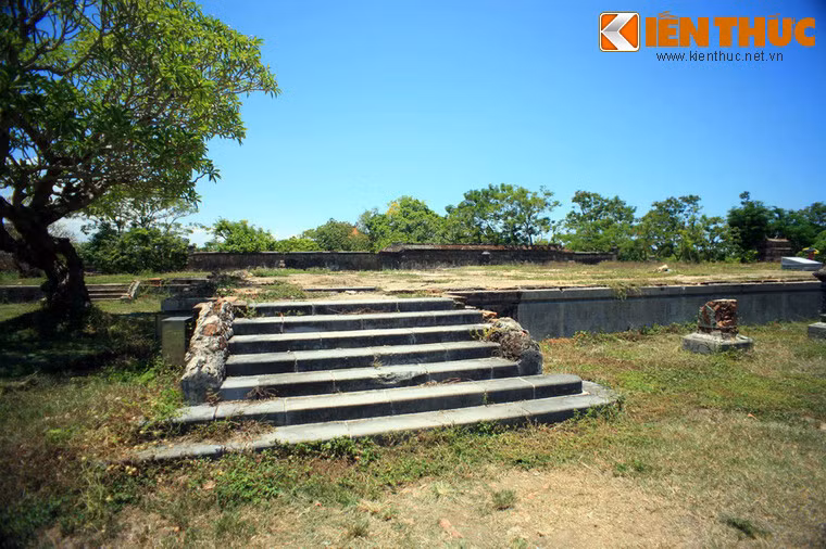 Tầng chính của cung điện trổ 13 cửa hiên: gian giữa 5 cửa, hai gian bên mỗi gian 3 cửa, hai góc điện mỗi bên hai cửa nữa làm nhô ra hẳn. Tầng trên là gác, làm cùng một thể thức như tầng chính. Trên cùng là mái ngói có hàng lan can trang trí theo phong cách Việt Nam.