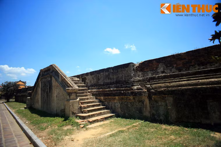 Điện Kiến Trung sau đó đã bị phá huỷ tháng 12/1946 trong chiến lược tiêu thổ kháng chiến, chỉ còn nền điện, các bậc cấp và hàng lan can tồn tại đến nay.