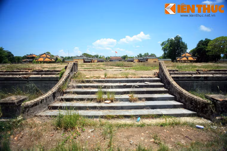 Tháng 8/1945, khi Việt Minh đoạt chính quyền ở Hà Nội thì lực lượng Quân đội Đế quốc Nhật Bản đề nghị phòng thủ điện Kiến Trung chống lại Việt Minh nhưng vua Bảo Đại bác đi vì không muốn đổ máu.