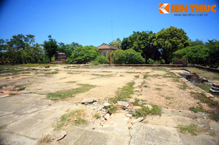 Sau khi Việt Minh giành chính quyền ở Huế, Điện Kiến Trung là nơi vua Bảo Đại thỏa thuận với đại biểu Chính phủ Việt Minh về thủ tục thoái vị. Tạy nơi này, vào ngày 25/8/1945, vua ra “Chiếu thoái vị” với tuyên bố nổi tiếng: “Thà làm dân một nước tự do hơn làm vua một nước nô lệ”.