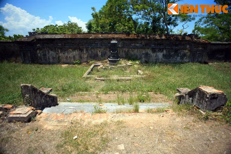 Ngày 9/3/1945, Quân đội Đế quốc Nhật Bản đảo chính chính quyền thuộc địa Đông Pháp và thỏa thuận trao trả độc lập cho Việt Nam. Ngày 11/3/1945, vua Bảo Đại triệu cố vấn tối cao của Nhật là đại sứ Yokoyama Masayuki vào điện Kiến Trung để tuyên bố nước Việt Nam độc lập, khai sinh Đế quốc Việt Nam - một chính thể bù nhìn do người Nhật điều hành.